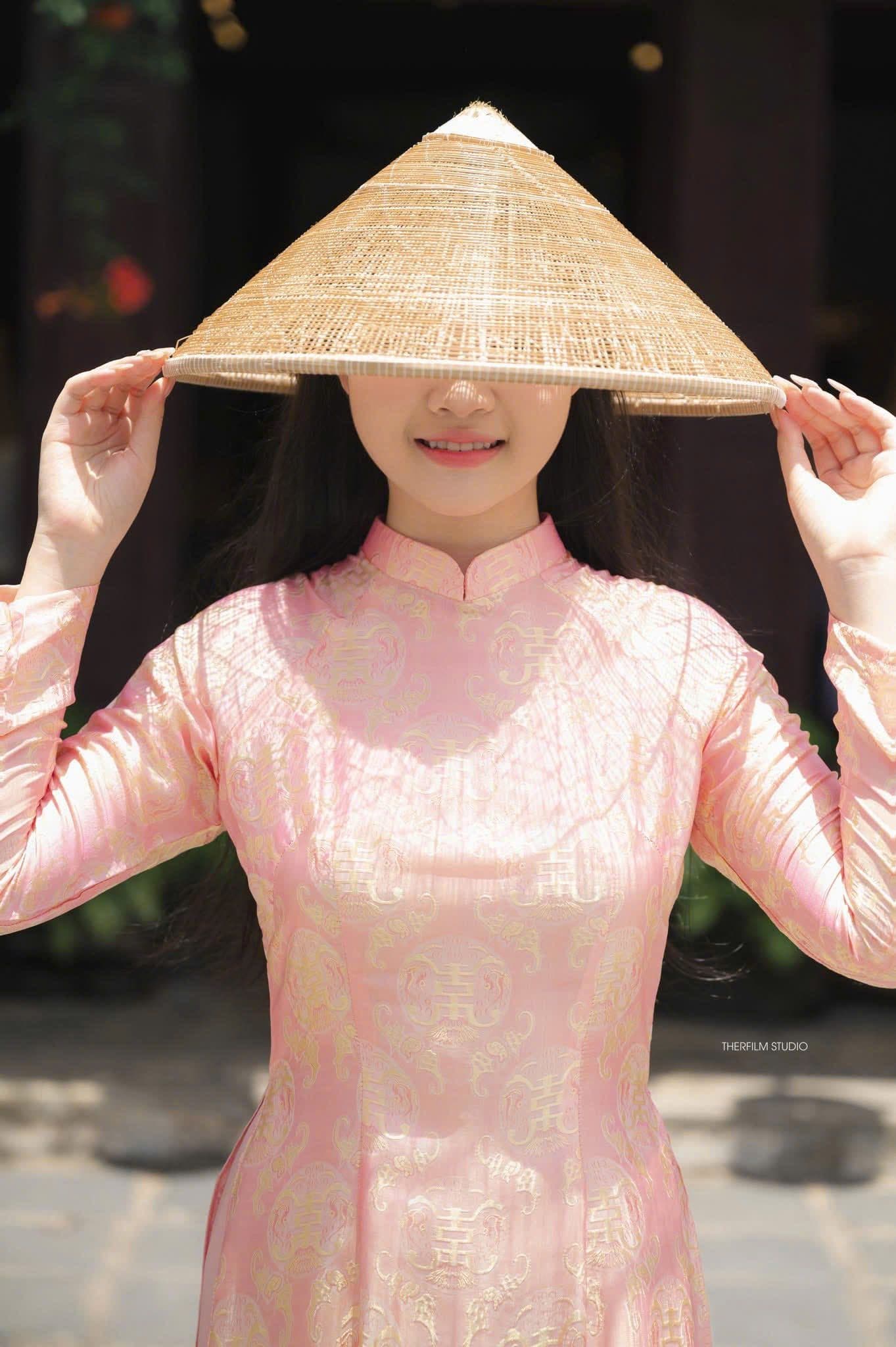 Elegance of Light Green Silk Áo Dài from Nha Xá Village